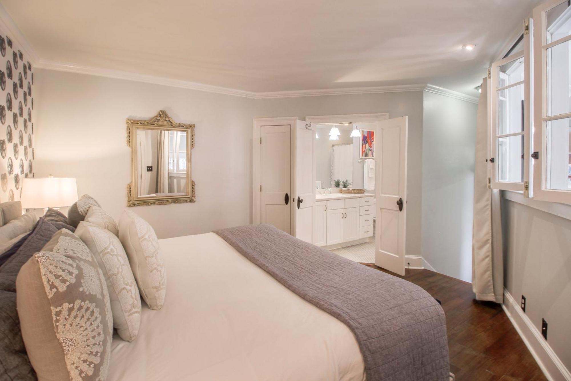 Walk To It All In Downtown, Double King Beds Savannah Exterior photo