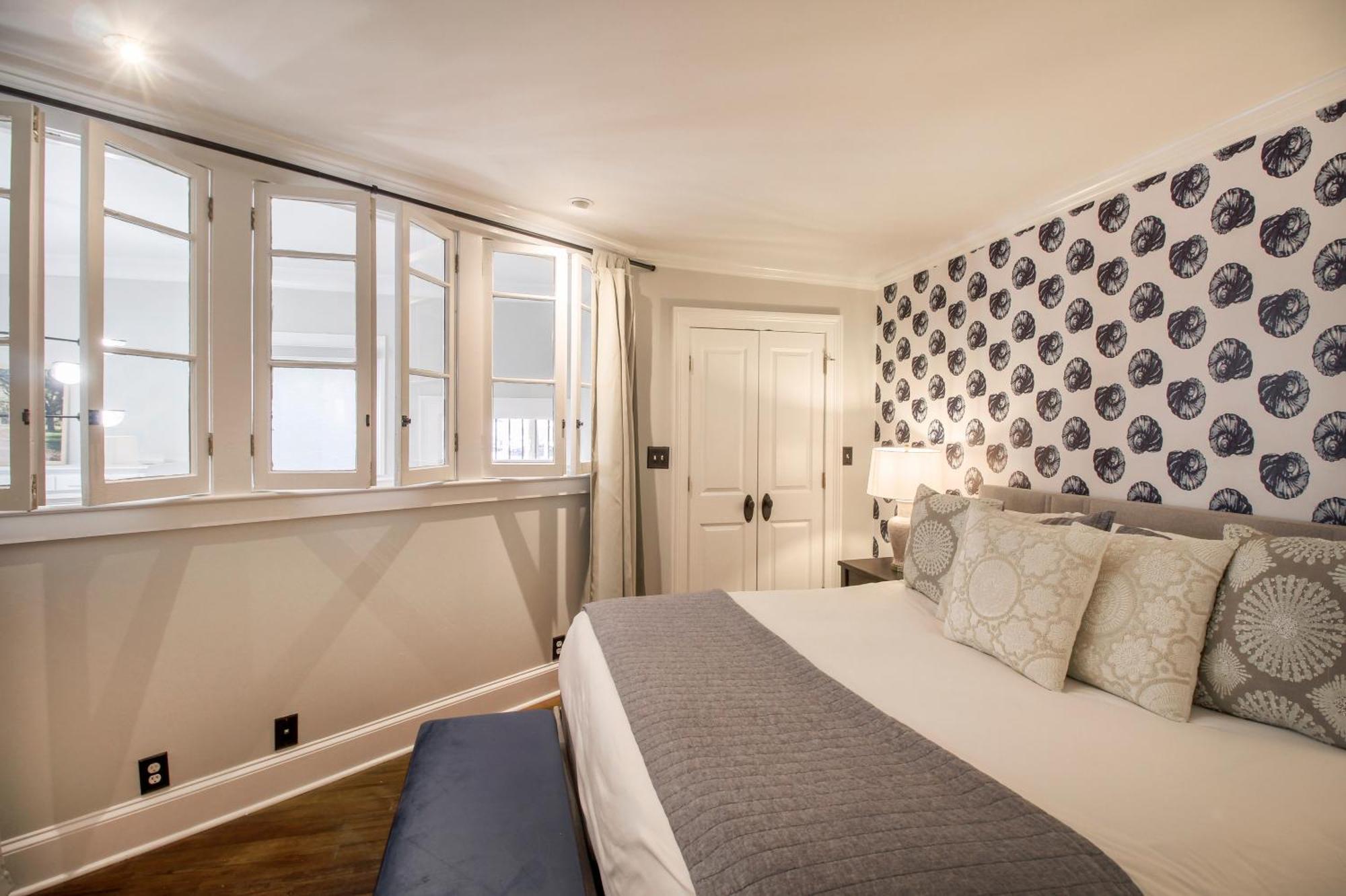 Walk To It All In Downtown, Double King Beds Savannah Exterior photo
