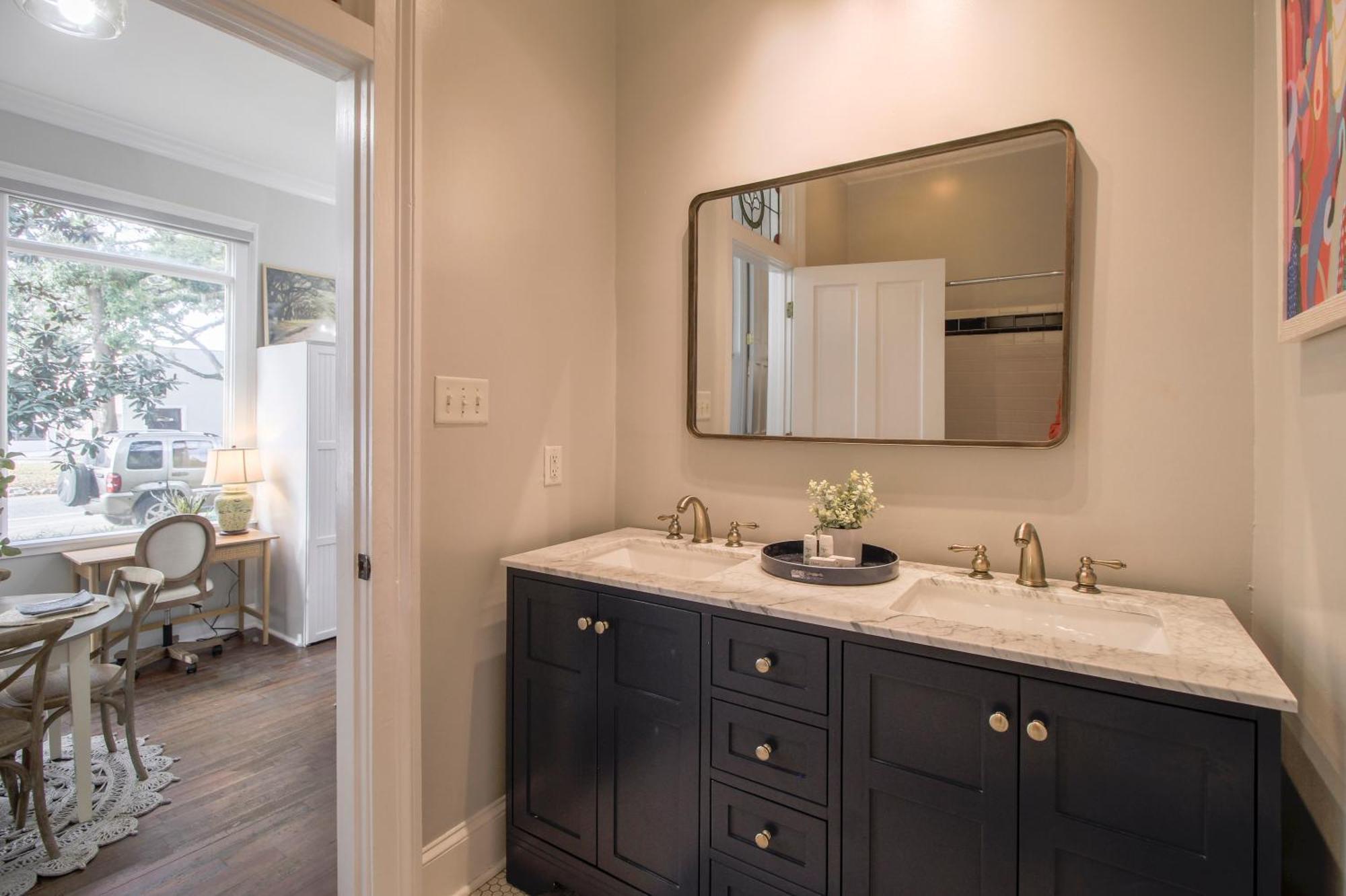 Walk To It All In Downtown, Double King Beds Savannah Exterior photo