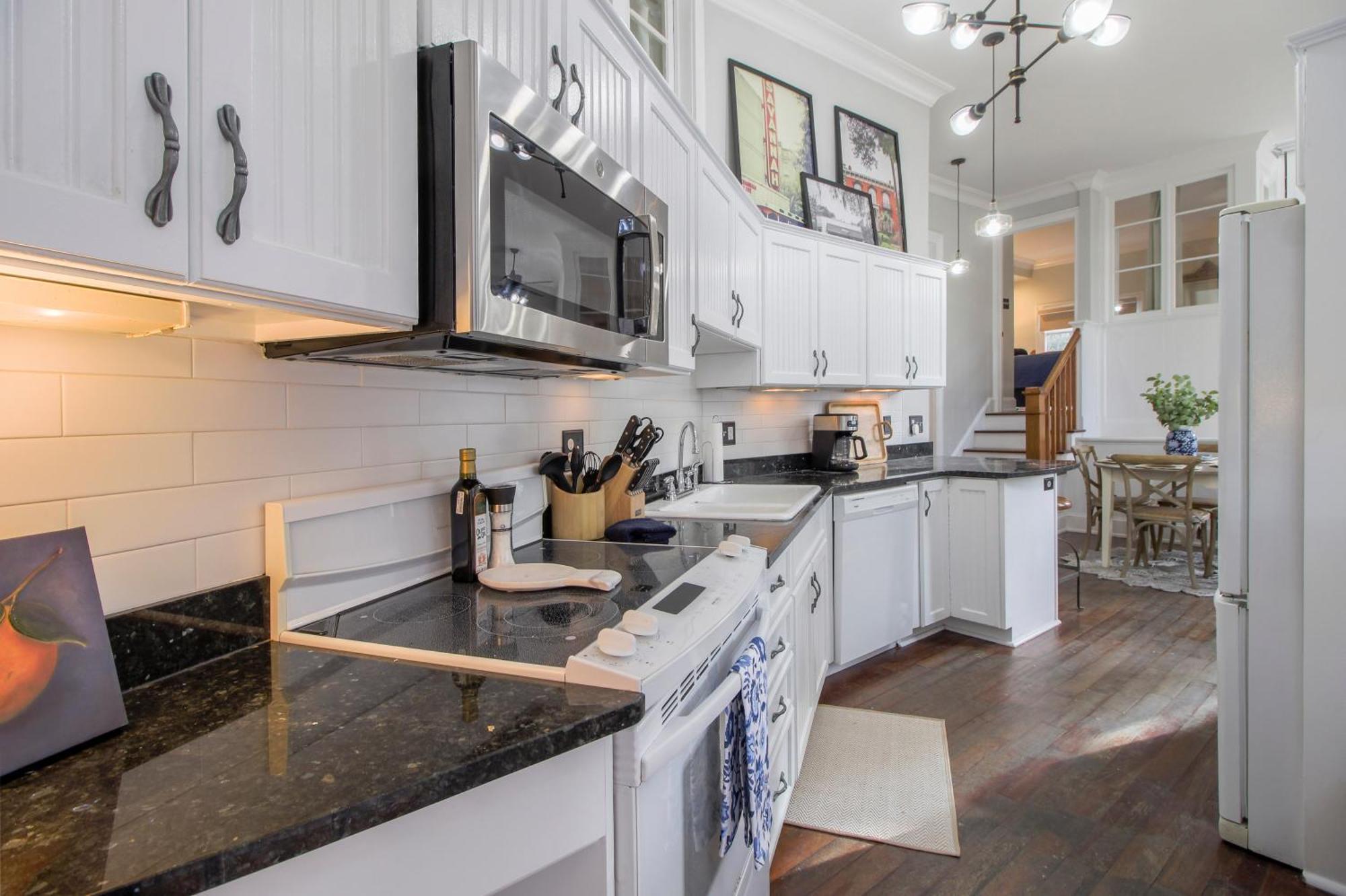 Walk To It All In Downtown, Double King Beds Savannah Exterior photo